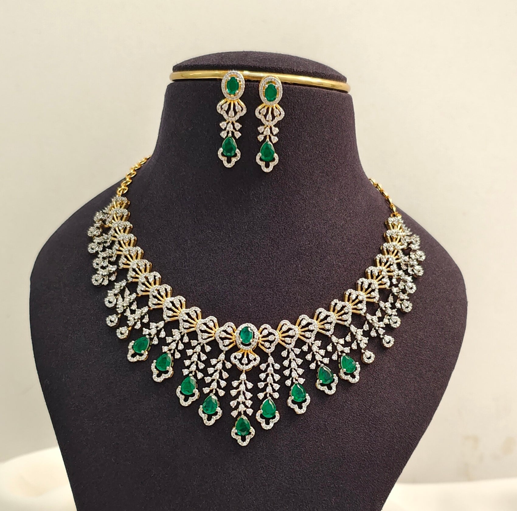 Diamond Look Neckset