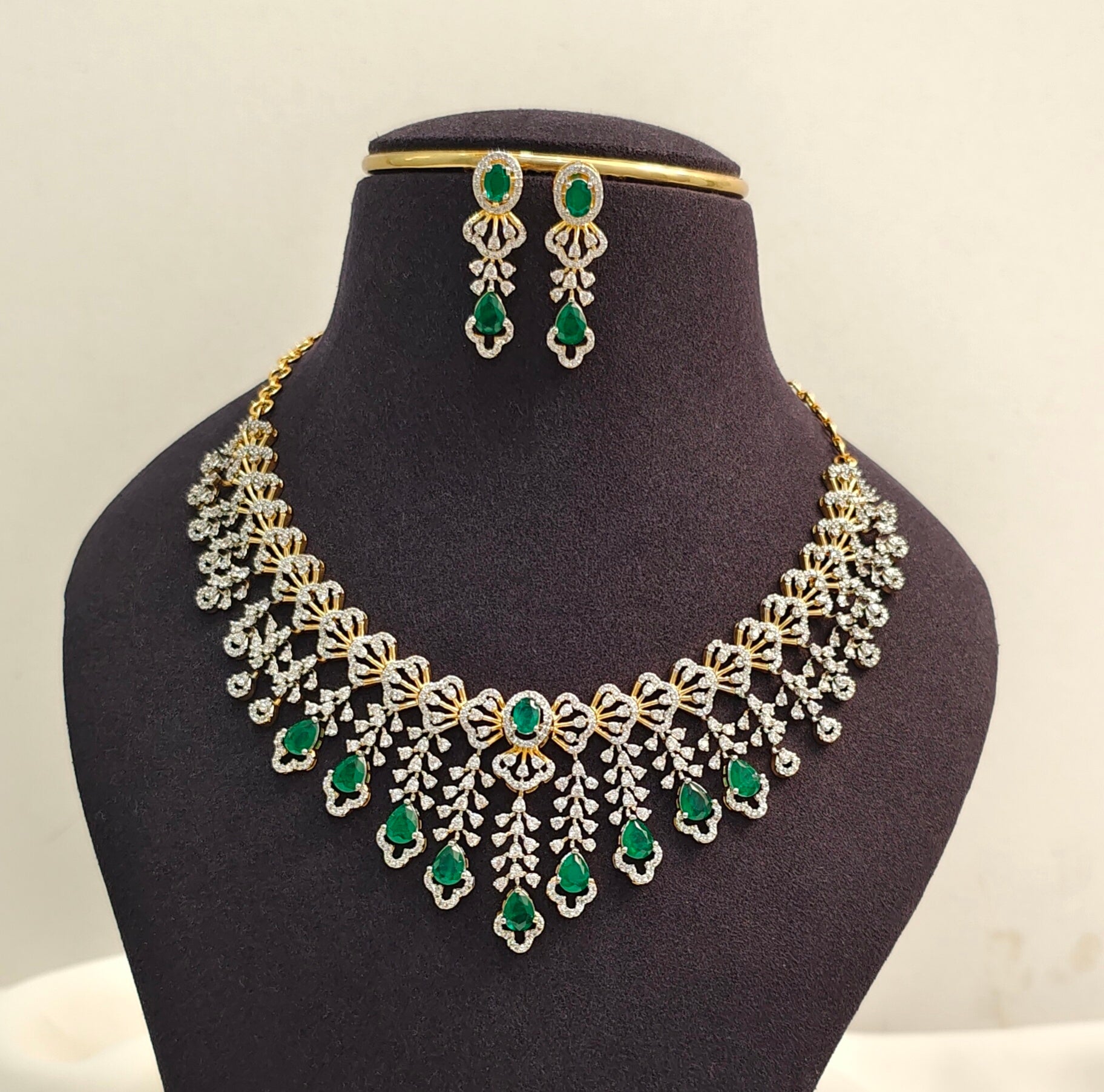 Diamond Look Neckset
